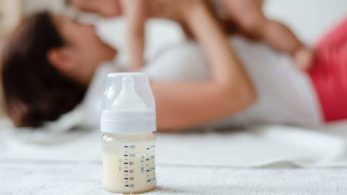 warm breastmilk in the microwave