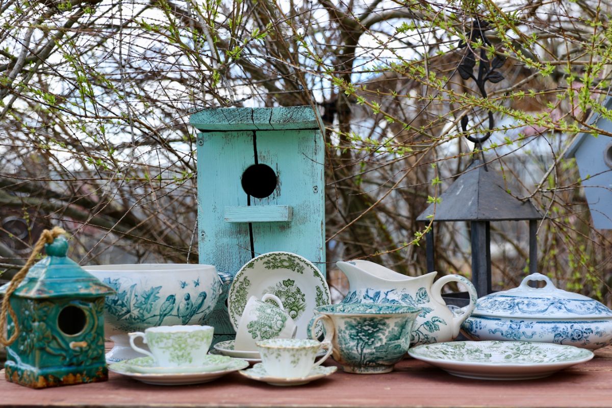 DIfferent varieties of ironstone ware pm a wppdem tabbe outside.