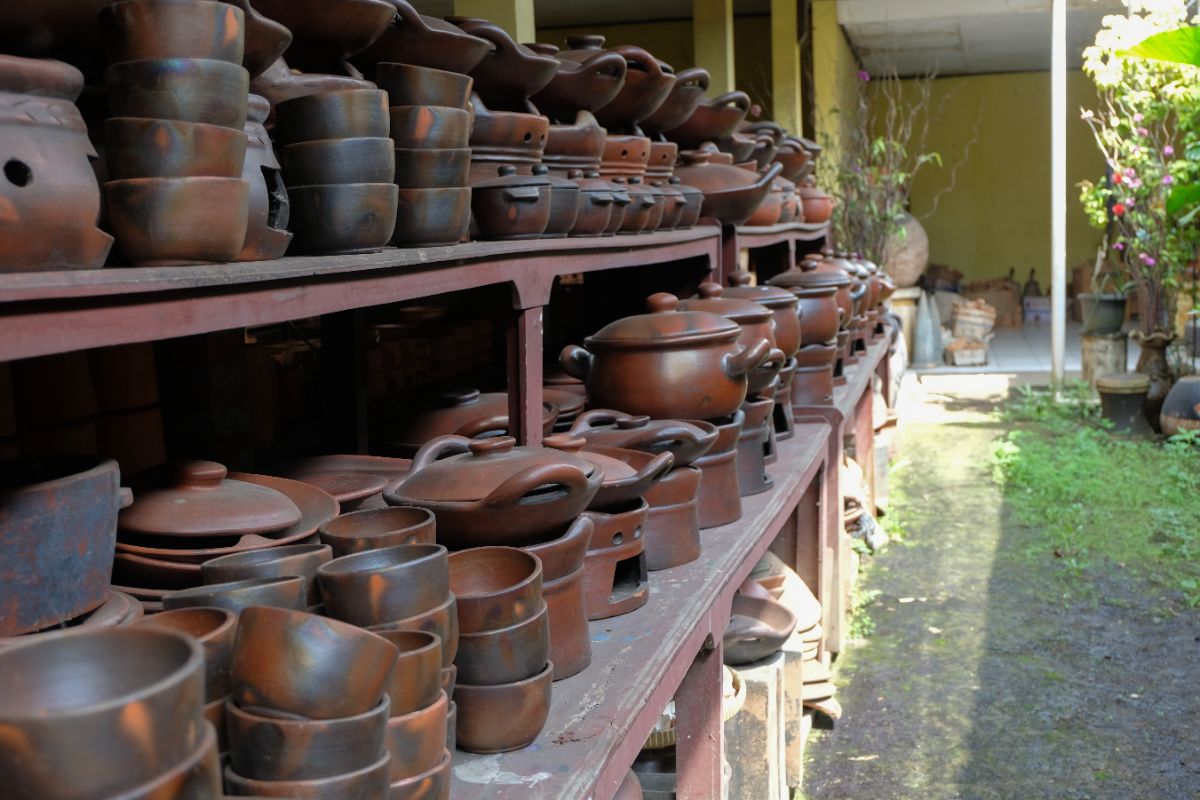 Different varieites of pottery in shelves.