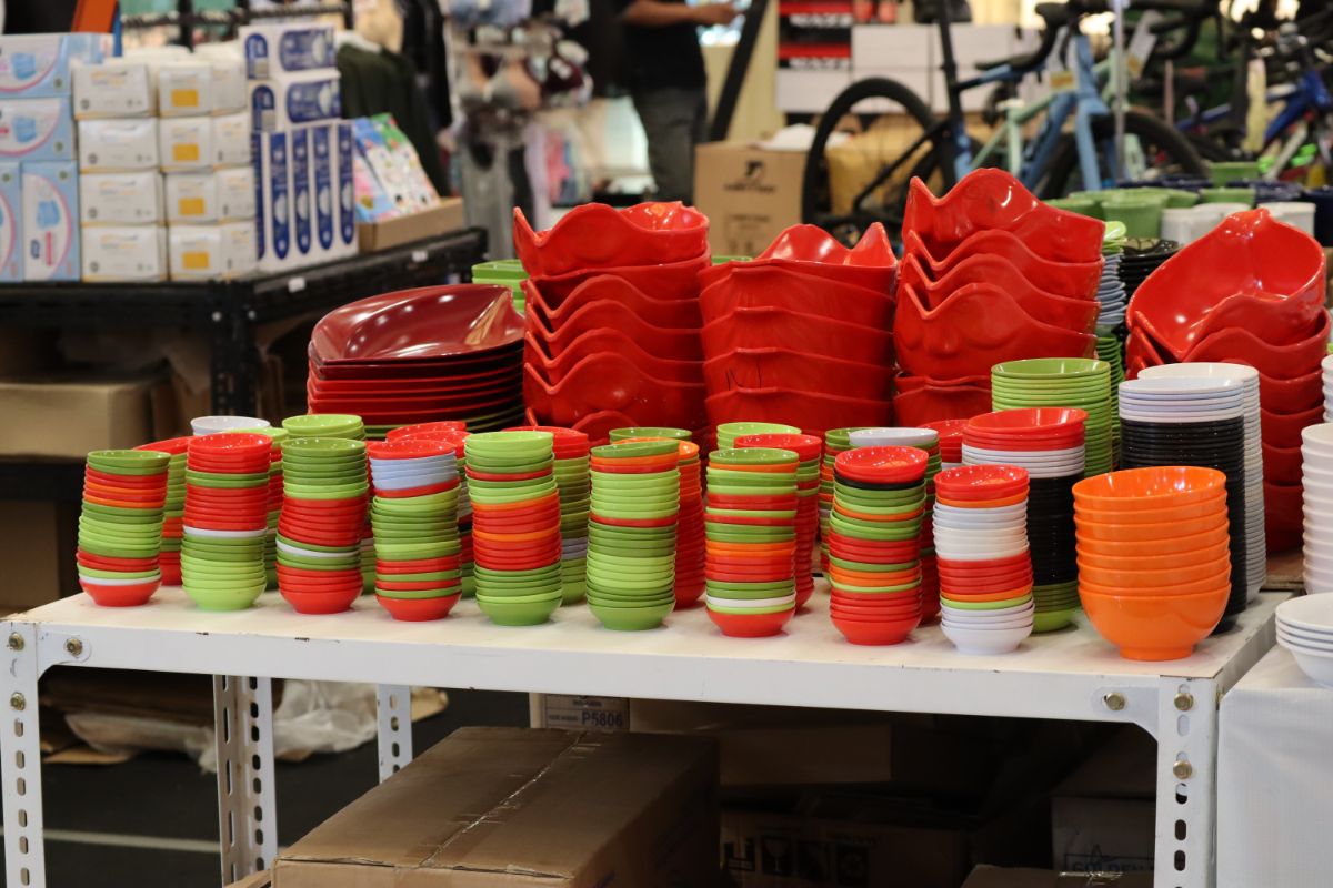 Melanine kitchen ware on a shelf in a mall.