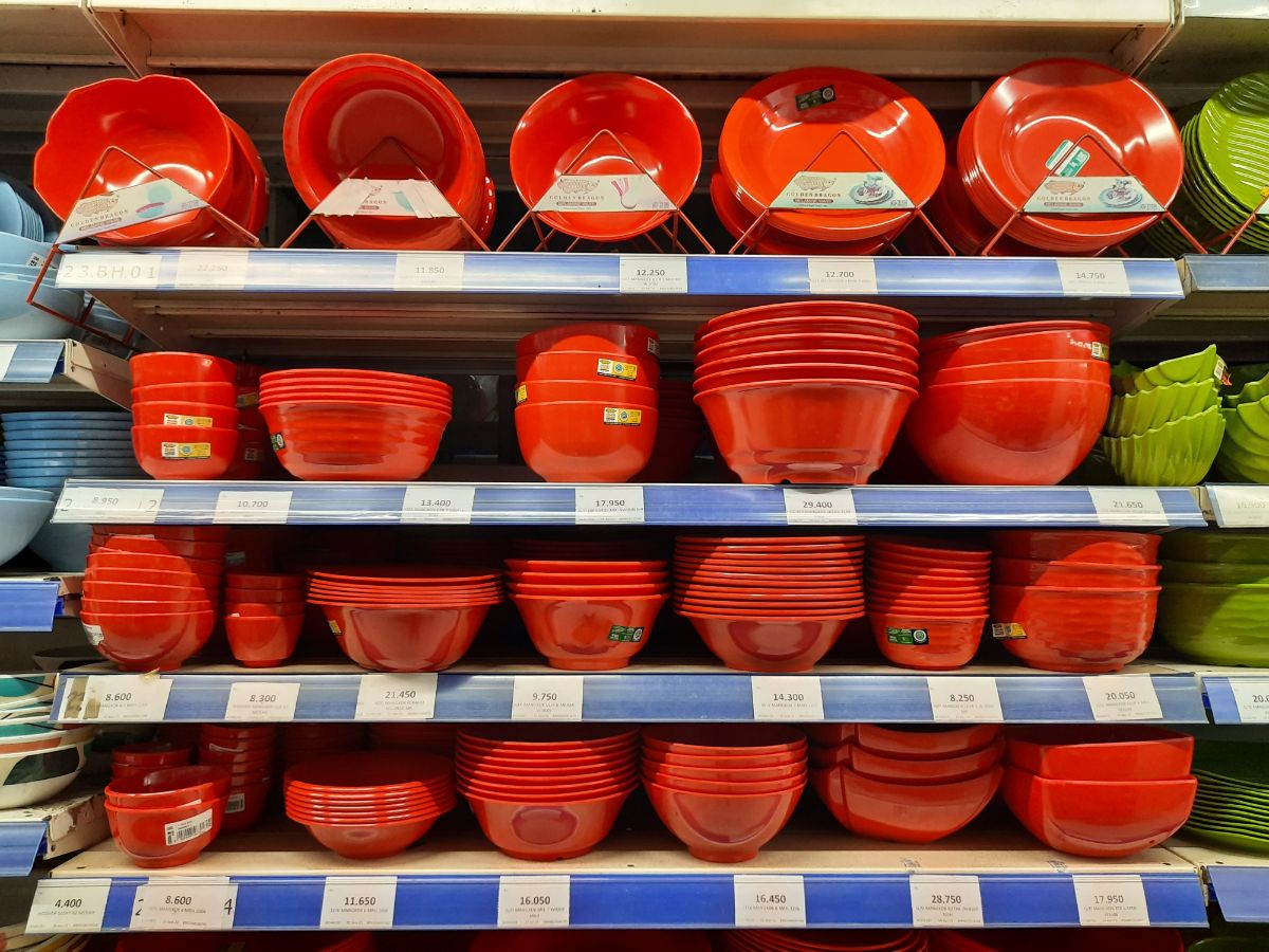 Melanine kitchen ware on shelves in  a mall.